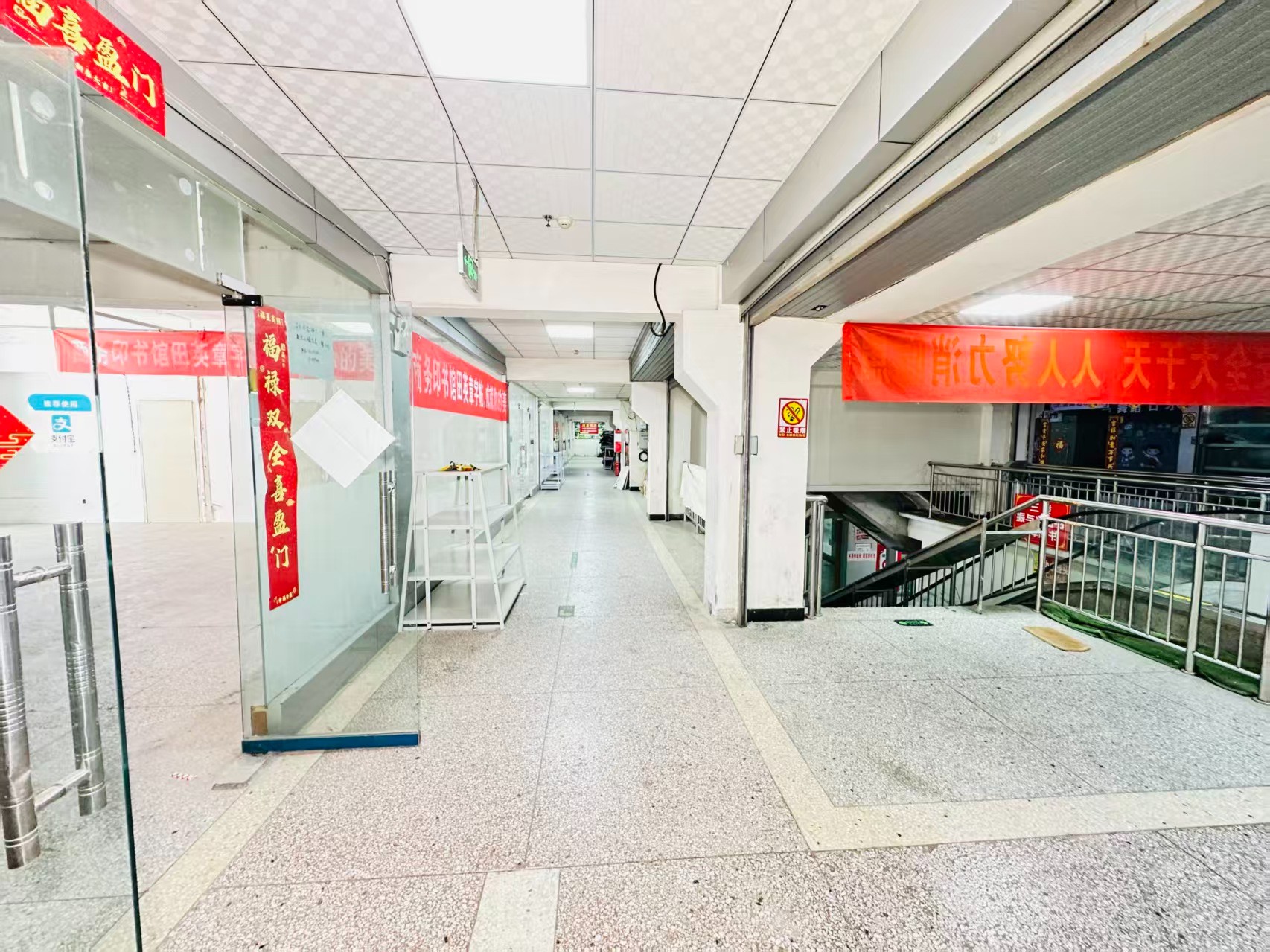 白常路引入人工智能技术应用场景，推动AI与商业、零售、电商、企业服务等领域融合发展。